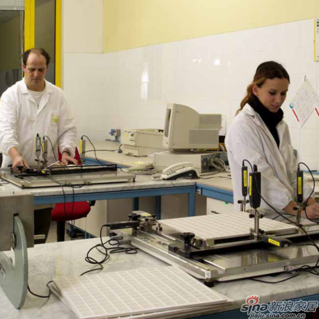  <center>技师质检环节</center><br><br>物理检测试验室一共有50个专业员工与最现代的技术设备对每天生产的瓷砖进行抽检 。