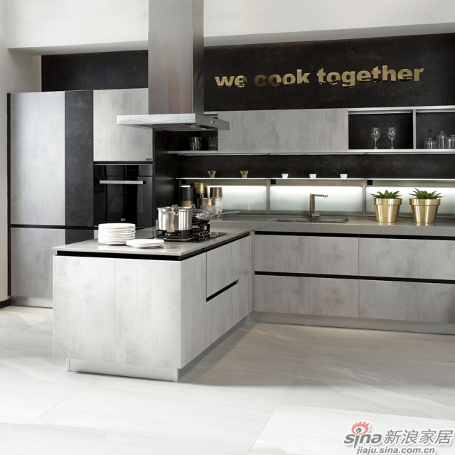 吧台与开放架贯穿厨房与客厅，一体成型，让空间尽可能地开阔、大气。