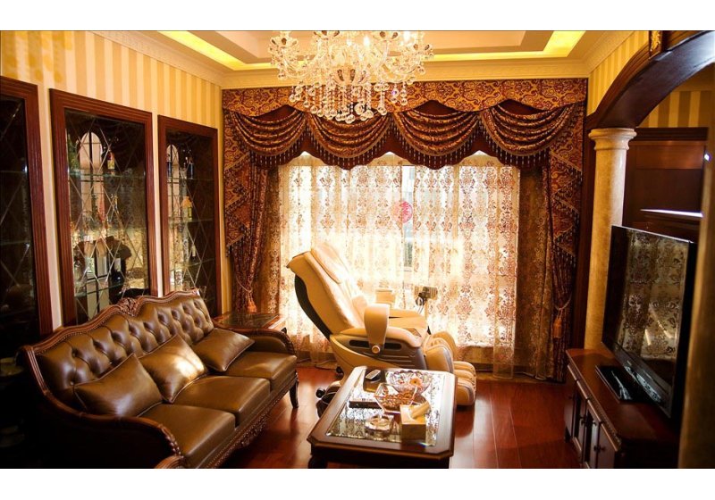 在传统欧式元素基础上，细节处理到位，窗帘、沙发、壁纸、灯光的配合天然一体，是整个空间大气，尽显主人的生活品质。