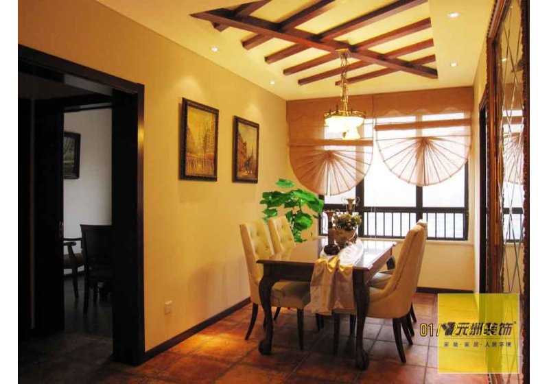 餐厅：餐厅墙面运用暖色调，顶面采用石膏板拉槽造型装饰，配以欧式古典的家具.。