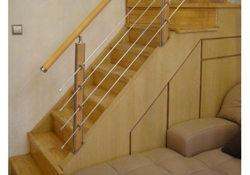 楼梯：木色的楼梯，无疑是对大自然的向往与期待，也许是房主主人平时工作太过繁忙，无法享受自然的沐浴，于是在设计中，加入实木的元素，也相当于加入自然的元素。