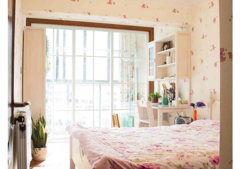以粉嫩的色彩与大面积的白营造出如童话故事中所描绘的卧房，使孩子如同公主般健康灿烂的成长。