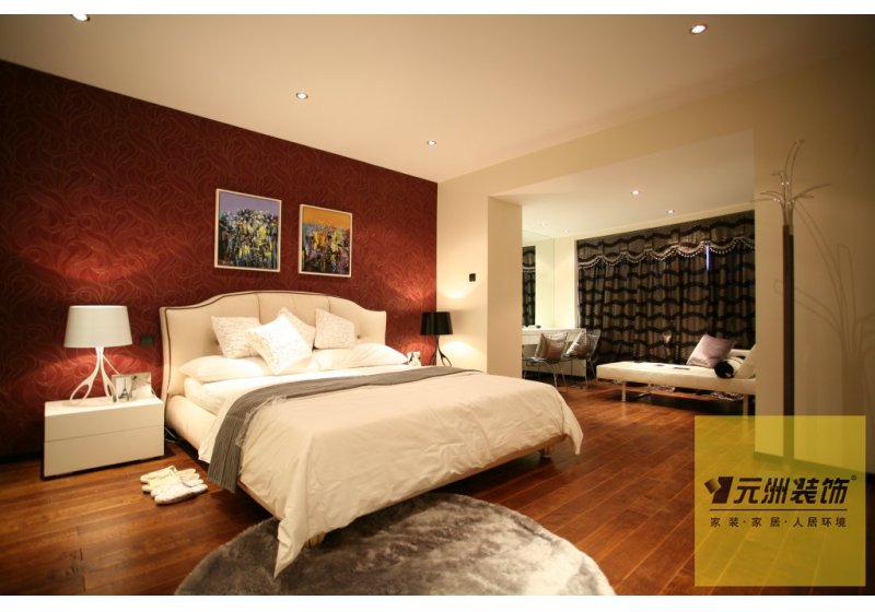 采用中式惯用的颜色地板，橘红色的纹状壁纸，配上现代的床，卧室整体气氛稳重和谐 