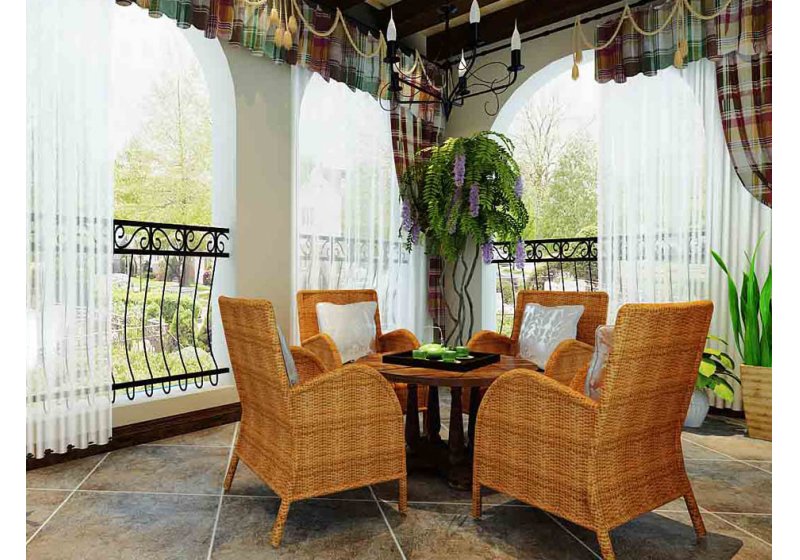 精美的铁艺，和格子窗帘相得益彰，加上藤椅，营造出休闲放松的自然环境。