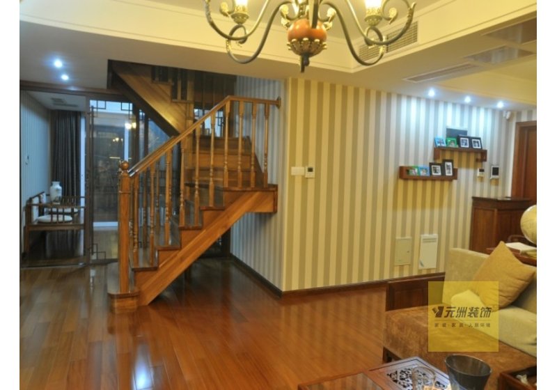 原木色的楼梯，和竖条纹墙纸，一起营造干练空间