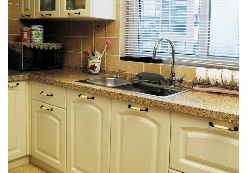 纯白的色彩加上简洁的墙砖不仅显得干净整洁，还有效的增加了空间宽敞感，让原本不大的厨房不显拥挤。