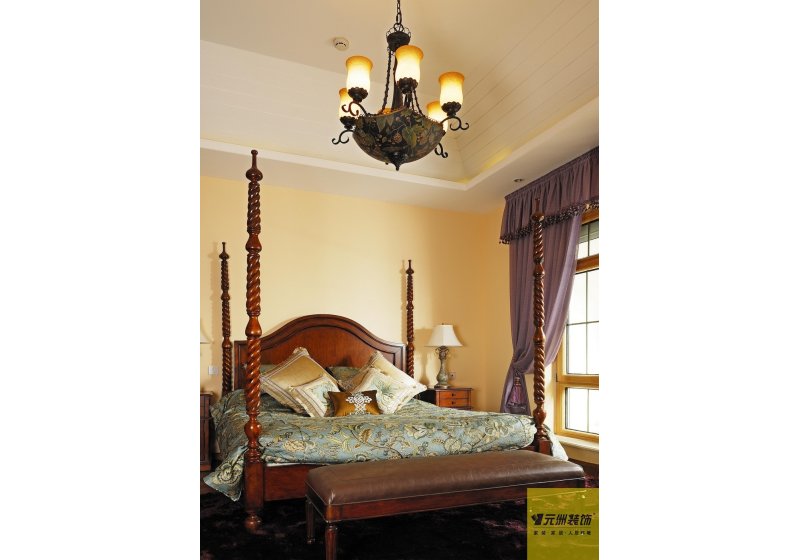 作为主人的私密空间，主要以功能性和实用舒适为考虑的重点，一般的卧室不设顶灯，多用温馨柔软的成套布艺来装点，同时在软装和用色上非常统一。