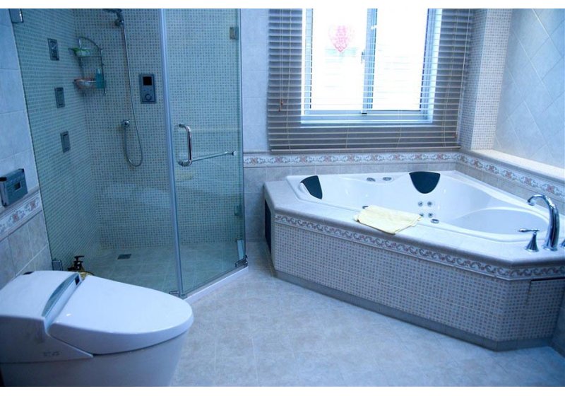 大气敞亮的浴室，小块瓷砖的墙面与地面浑然一体，给人舒适自然的感觉。