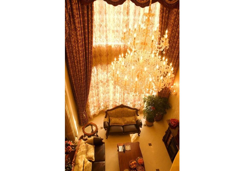 金色风格的主基调显得客厅格外的华丽温暖。