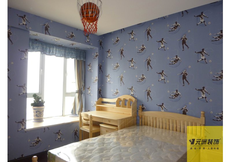 男孩房：蓝色运动主题壁纸，配以松木家具和蓝球顶灯，男孩的喜好在此一览无遗。