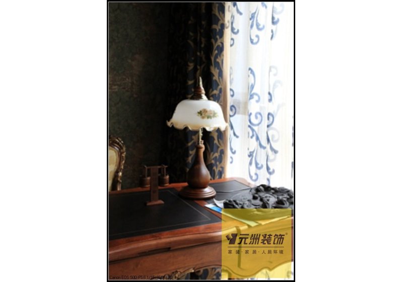 浅色的窗帘，配上原木书桌，带给人们强烈的人文气息，精致的台灯给整个书房起到画龙点睛的作用。