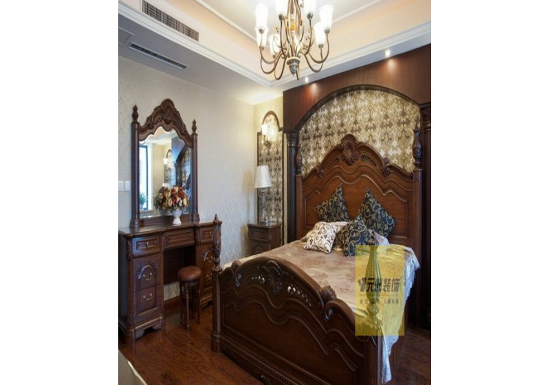 卧室位置，樱桃木制作的背景，香槟色的木线条，传统欧式花纹的壁纸，交相呼应.