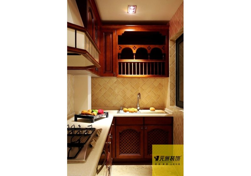 厨房所处的位置改到以前过道区域，因为主人很少在家做饭，只是保留相对的功能。