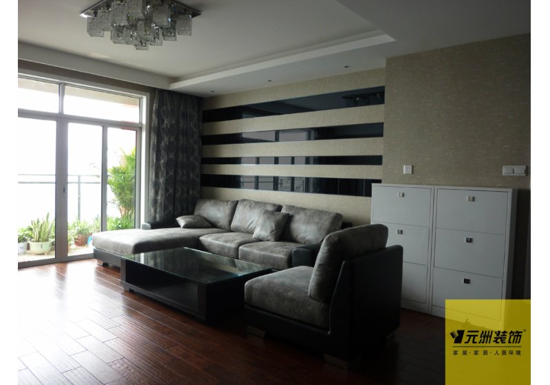 客厅：现代风格，家具为白色烤漆搭配灰色玻璃，在沙发背景和电视背景造型上用了同材质的灰镜以协调统一。