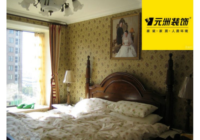 卧室：主要以墙纸装饰达到温馨、舒适的就寝环境。