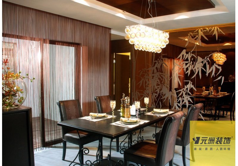 餐厅区域运用玻璃印花增加空间的明亮度。