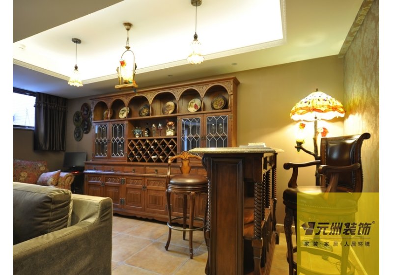 吧台酒柜的设计，体现了低调奢华高品位和高品质的私人生活。