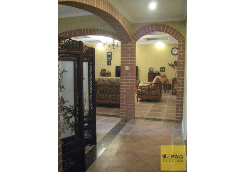 过道与客厅的地面铺贴把开放的空间准确分隔，拱门的设计，复古的墙线，构造柱的完美结合