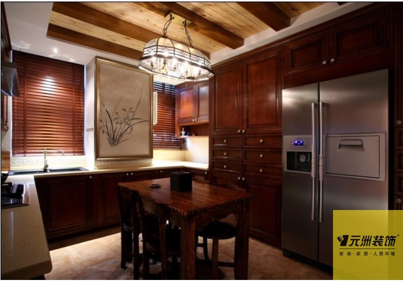 厨房在注重完备的功能性的基础上采用纯实木材质搭配别致的吊灯和壁画。