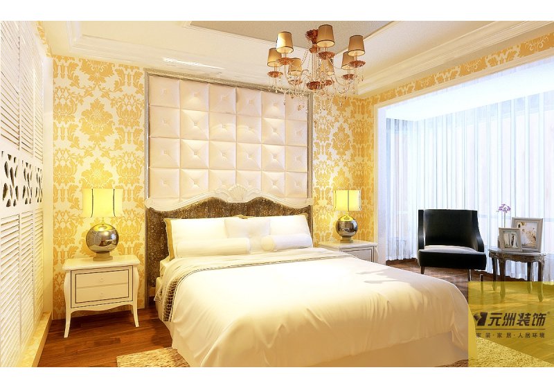 白色家具、配以金色壁纸、典雅敦实的欧式床体加以欧式软包床头，将整个卧室空间营造出一股淡淡的弥新。