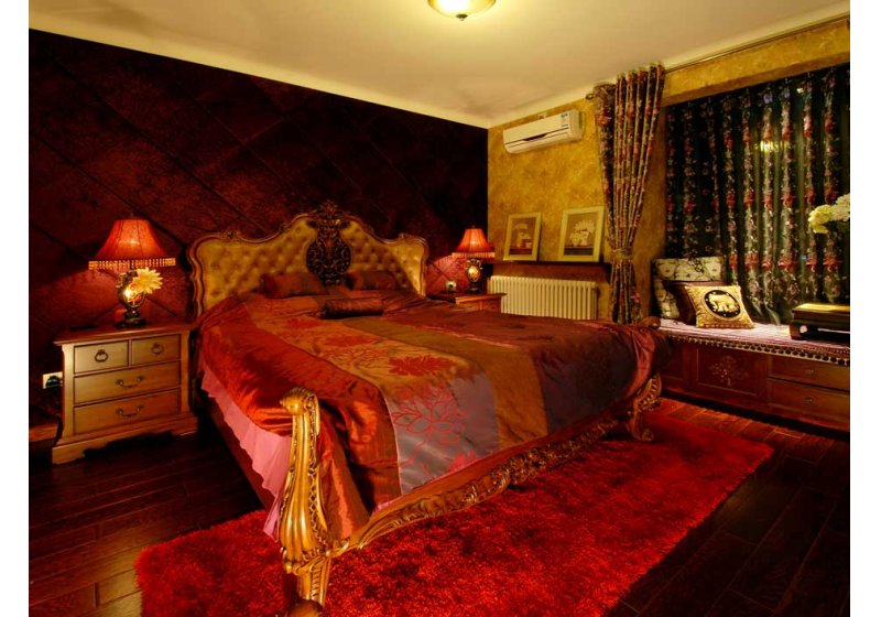 主卧室里紫红色的软包背景，法式浪漫的床及美式的卷草花的壁纸和窗帘配饰，非常温馨。再加上一个飘窗台的处理，闲遐时躺在窗台上观赏中央花园之美景,让人是如此的切意。