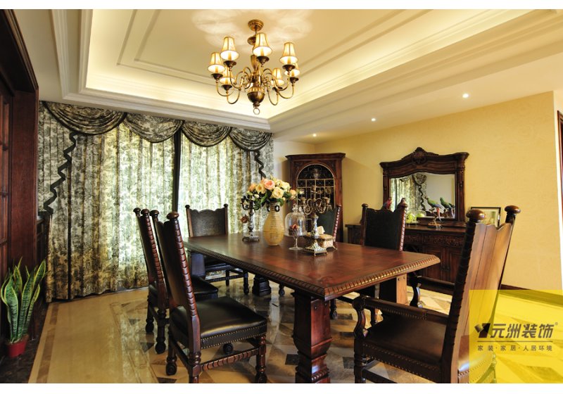 实木雕花的长方形西餐桌，圈形的硅藻泥墙面，全铜制作的酒柜、灯具。尽显高雅的用餐氛围！