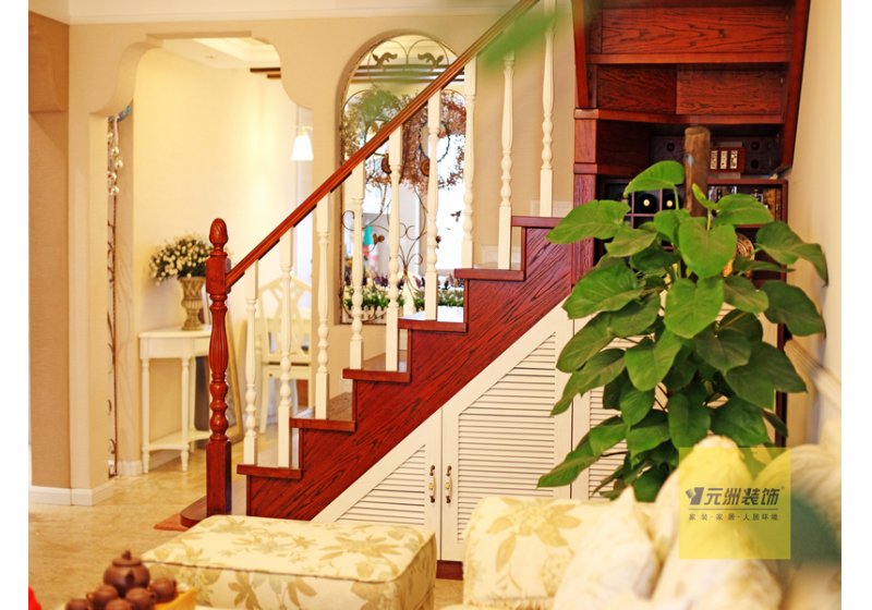 客厅楼梯：楼梯采用跳色的处理手法，兼顾整体装饰风格和日常实用性，合理利用楼梯下方空间，增加空间灵动性。