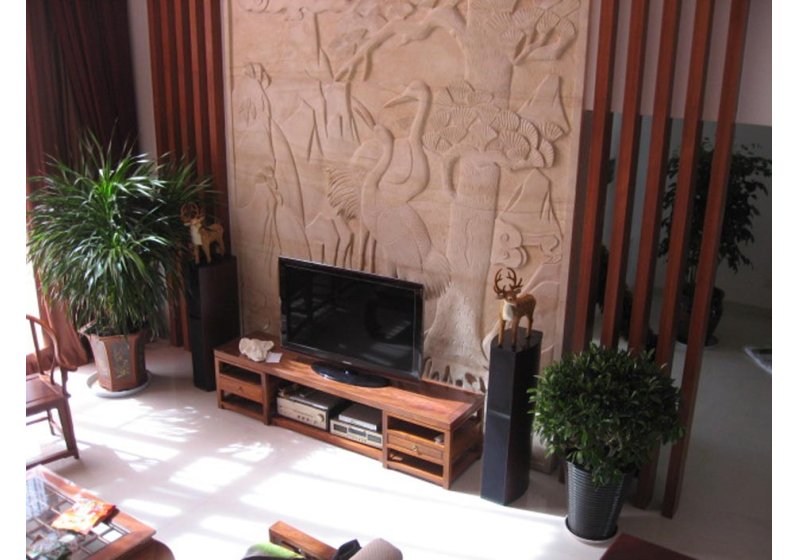电视背景墙运用石材雕塑，代表吉祥如意的仙鹤栩栩如生，成为客厅的亮点。