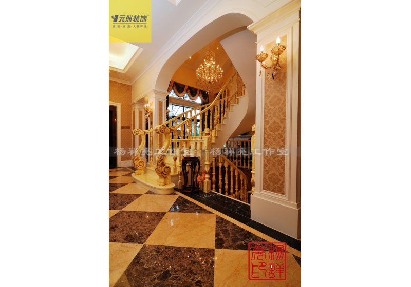 从会客厅看，流畅曲线的楼梯与会客厅搭配，此处立马成为整个别墅的视觉中心。
