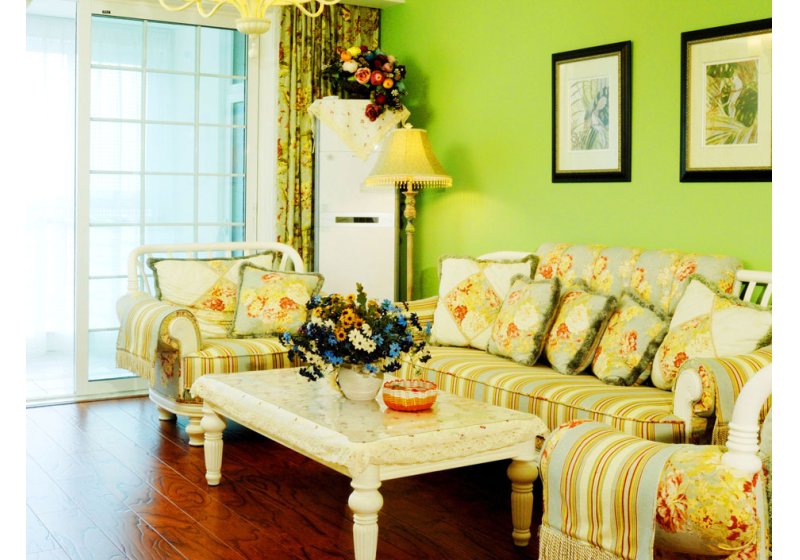 翠绿的植物、浅绿的墙面和大面积的推拉门，使清新的自然气息在客厅中蔓延开来，空间明快光鲜，背景墙造型纯真、自然，又不失高雅的气质。墙面壁纸延伸了客厅背景墙的设计，将整个家庭空间紧密的结合了起来。