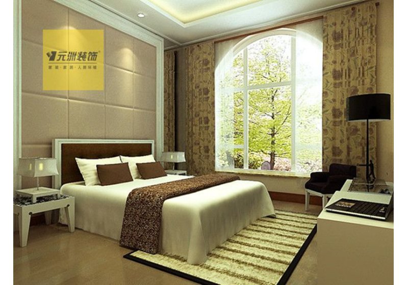 卧室空间内米黄色系的应用使主人能够在这里得到放松，床靠背的软包的设计以及宽大的窗户使卧室的采光更好，休闲椅的放置也体现了空间的利用。