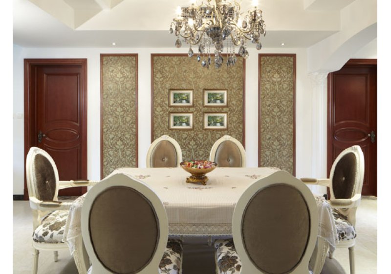 餐厅选择同一色调，白色轻巧的墙面，淡雅、素净的桌椅，米白色大理石地面，柔和的水晶吊灯，营造出温润、轻盈、平和的空间气氛。

