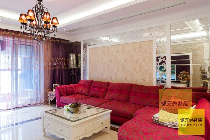 客厅：整体感觉高贵典雅，墙面主要是通过壁纸镜面装饰。家具以欧式现代为主，色调以暖色调为主。