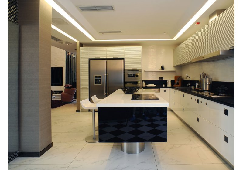 开敞导式厨房设计，使空间不仅宽松实用，还可以作为门厅与客厅之间的纽带作用。