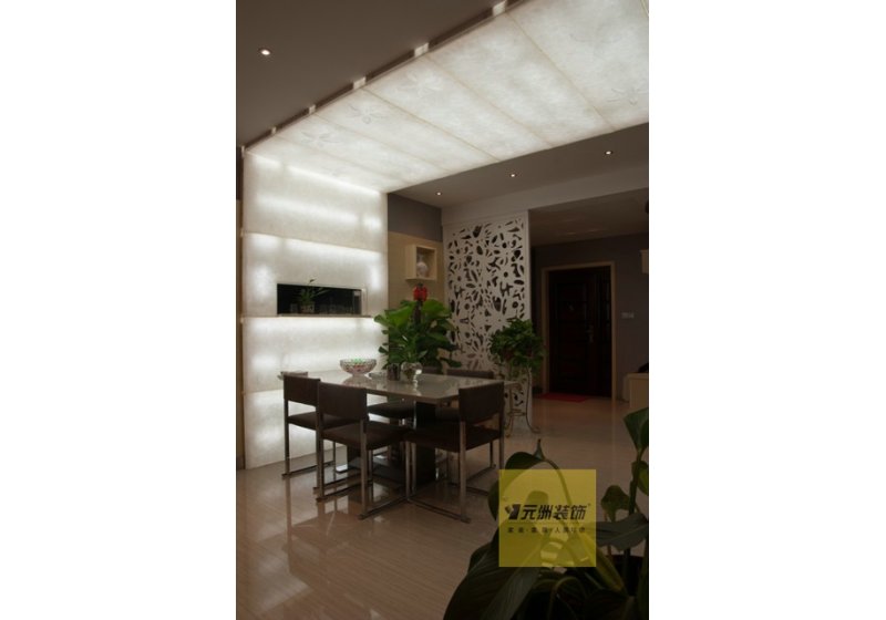 透明发光石在整个餐厅的墙及顶上做一个L型的发光造型顶，可以根据需要调节灯光的大小。 
