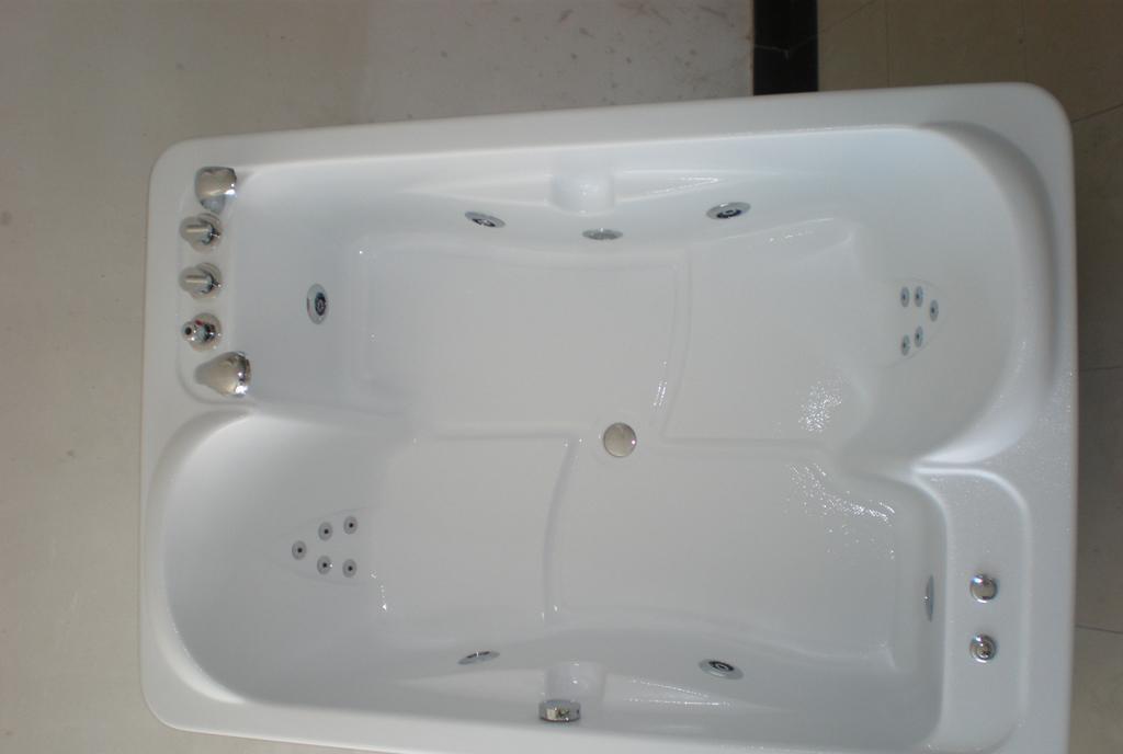 欧纳卫浴按摩浴缸皇室1712-1.2