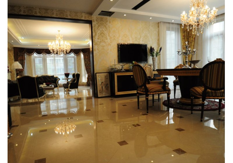 厨房:光滑的瓷砖,是华丽;金色花纹的壁纸,是高贵;明亮的吊灯,是奢华.